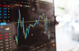 中国 4 月通胀数据涨跌互现，港股通资金聚焦华虹、抛售小米