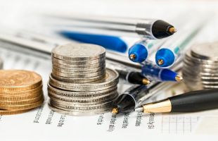 特朗普威胁再加汽车关税；美国初请失业金人数持于8个月高位