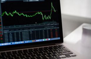 2019年至2023年间移动行业运营排放下降8%