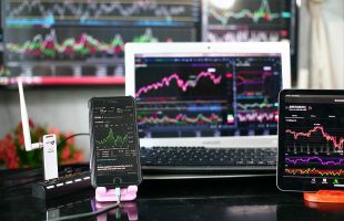 中美高层敲定下周面对面经贸磋商，港股通周五净流入63亿港元