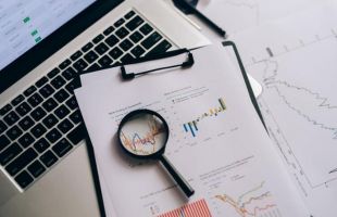 美股周四表现向上，港股先跌后回升