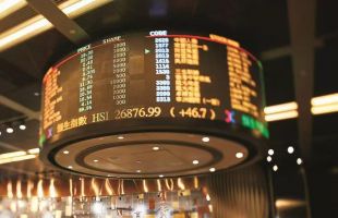 油价走低股市回暖，港股通星期三净流出215.74亿元