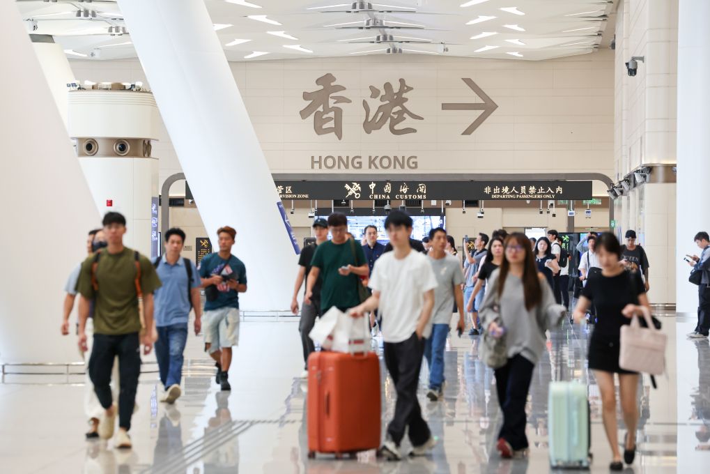 1791797272359006.jpg 10月12日,旅客从皇岗.jpg